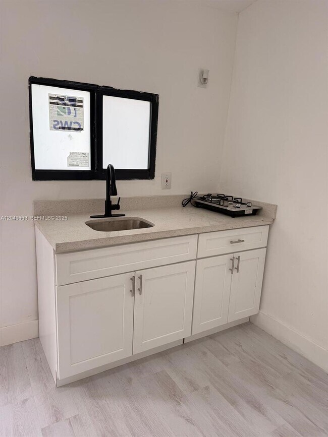 Foto del edificio - 860 NW 171st St