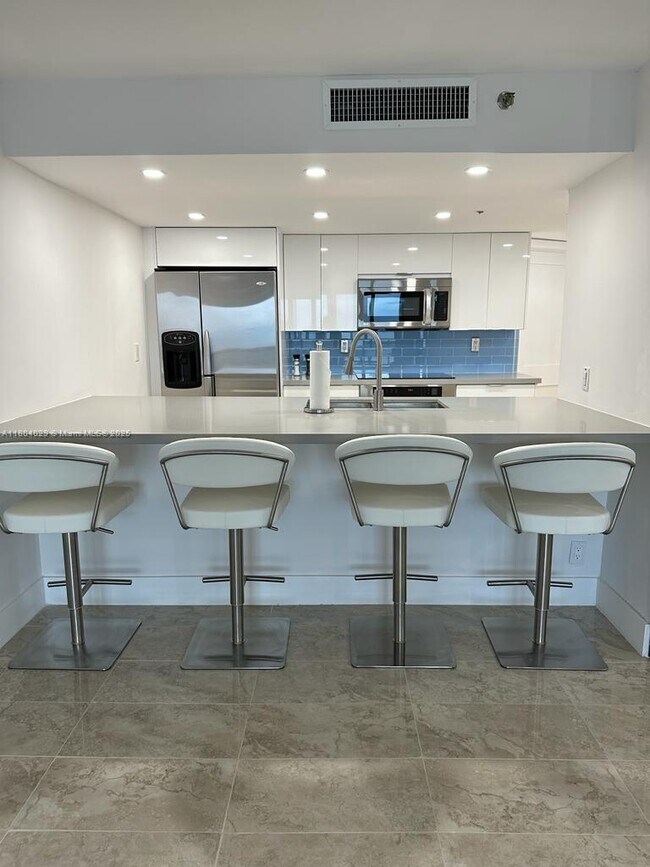 Foto del edificio - 1717 N Bayshore Dr