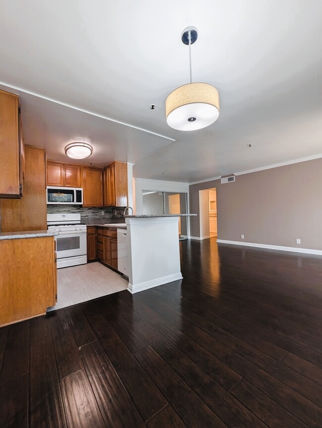 Building Photo - Camarillo Sunshine Apartments