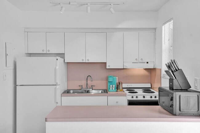 Building Photo - 851 N Surf Rd