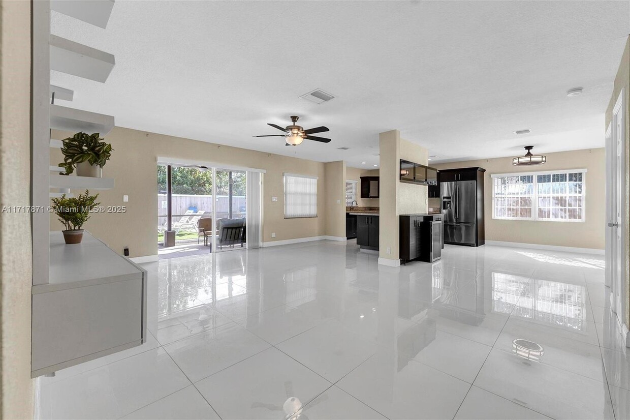 Foto principal - 8240 NW 68th Ave