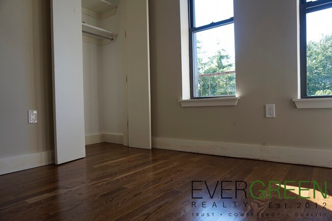 Foto del edificio - 1355 Putnam Ave