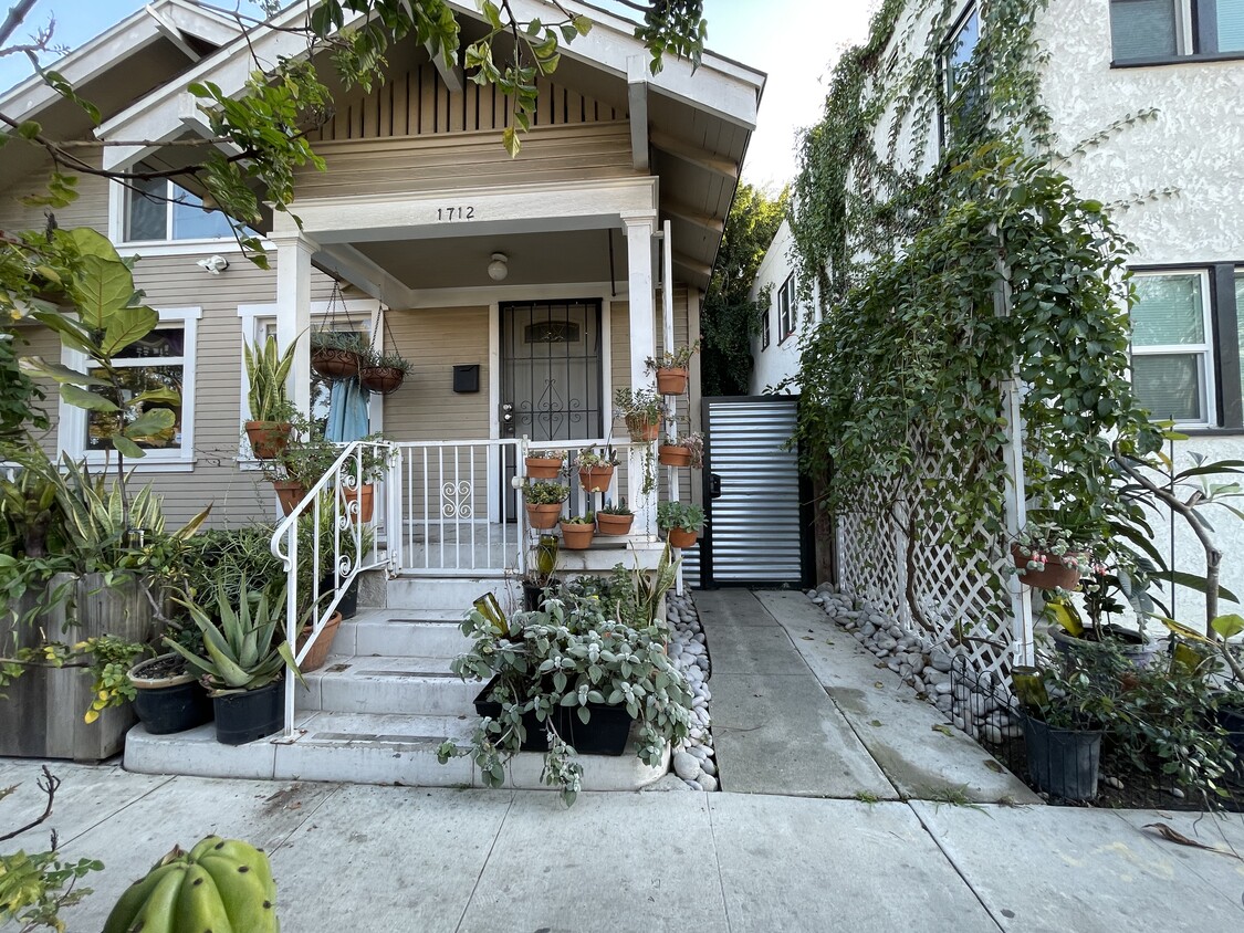 Entry Door Porch w/ 4 steps - 1712 E 8th St