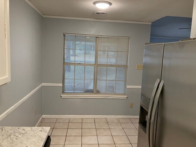 Foto del edificio - 726 Robindale Dr