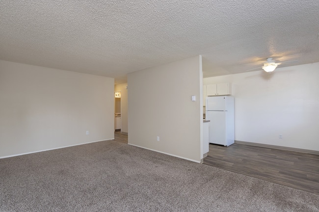 Building Photo - Royal Pines