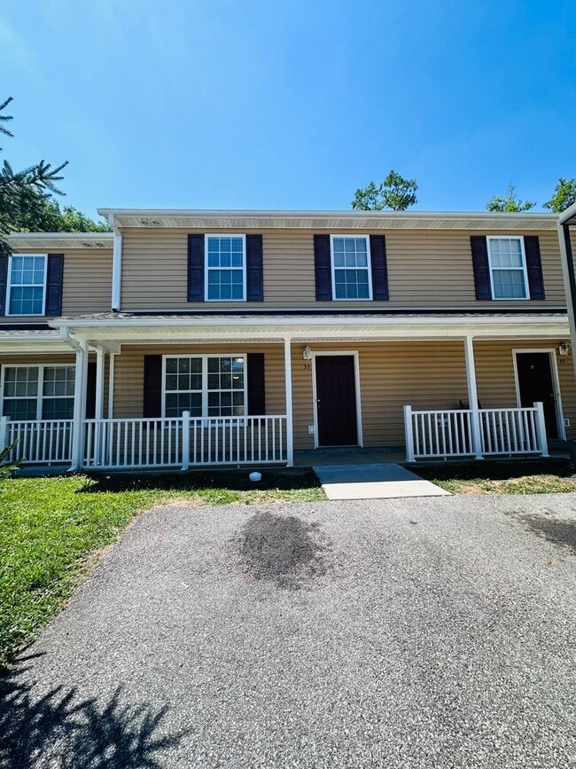 Building Photo - 35 Station Ln NE