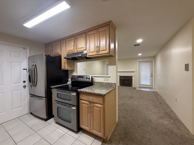 Building Photo - 10 Squire Ct