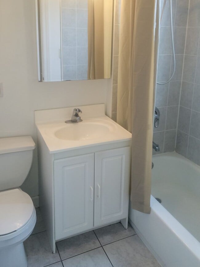 Interior Photo - 3521-29 N. Broadway