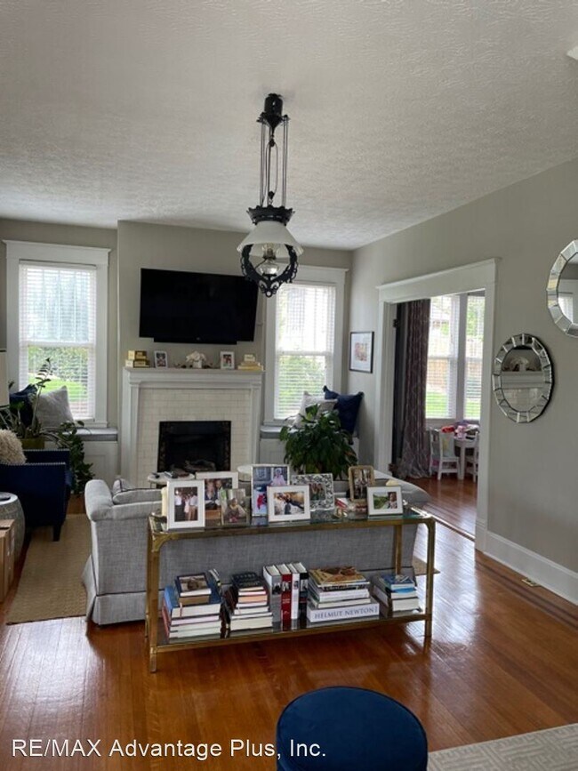 Building Photo - 4 br, 2 bath House - 223 W. Poplar St.