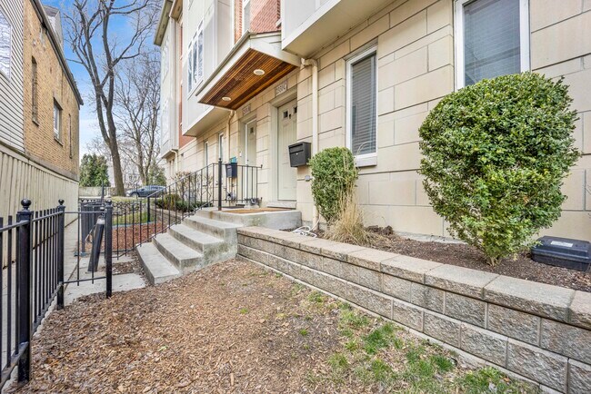 Building Photo - 2331 N Lister Ave
