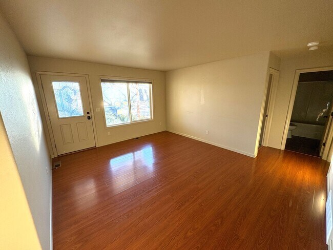 Foto del edificio - 4 bed 2 1/2 bath townhome!