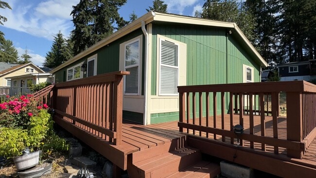 Building Photo - Lakeview 3 Bedroom Home with A/C , LVP Flo...