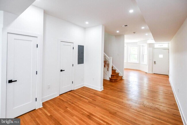 Foto del edificio - 104 R St NE