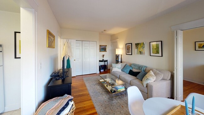 Building Photo - Gorgeous Harvard Sq. 1bd/1ba; Near the T!
