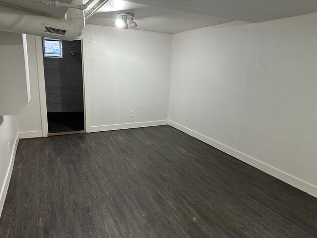 Building Photo - 340 S University St