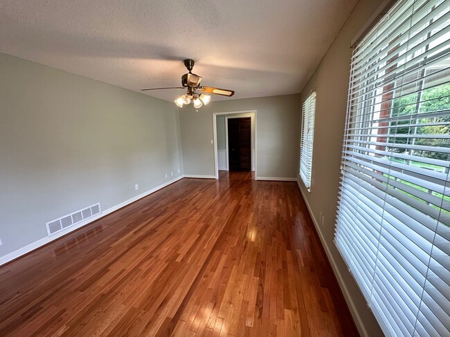 Foto del edificio - MOVE-IN READY! NO HUD NO SECTION 8