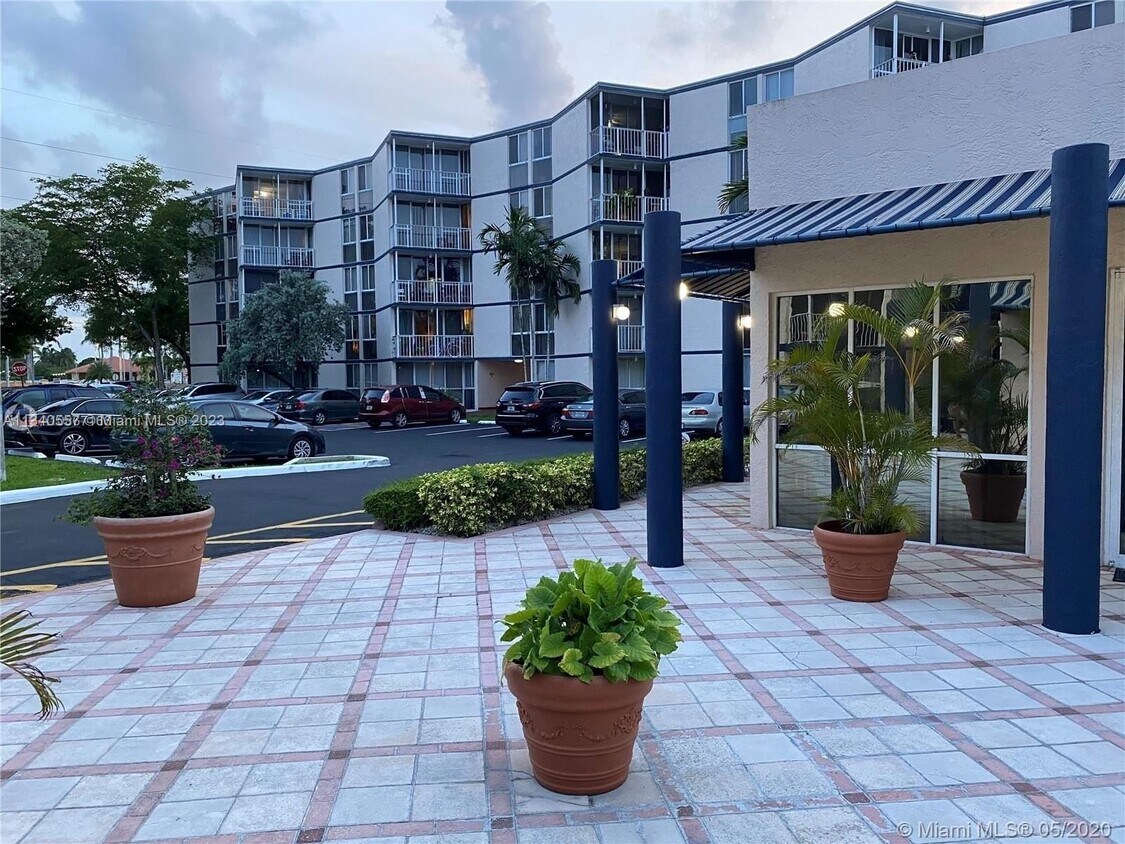 7075 NW 186th St Unit C205, Hialeah, FL 33015 Condo for Rent in