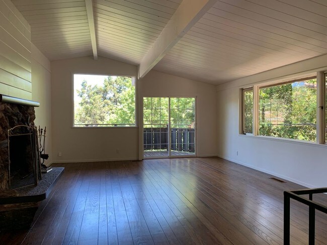 Building Photo - PENDING San Rafael Hillside Home