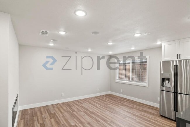 Building Photo - Unit