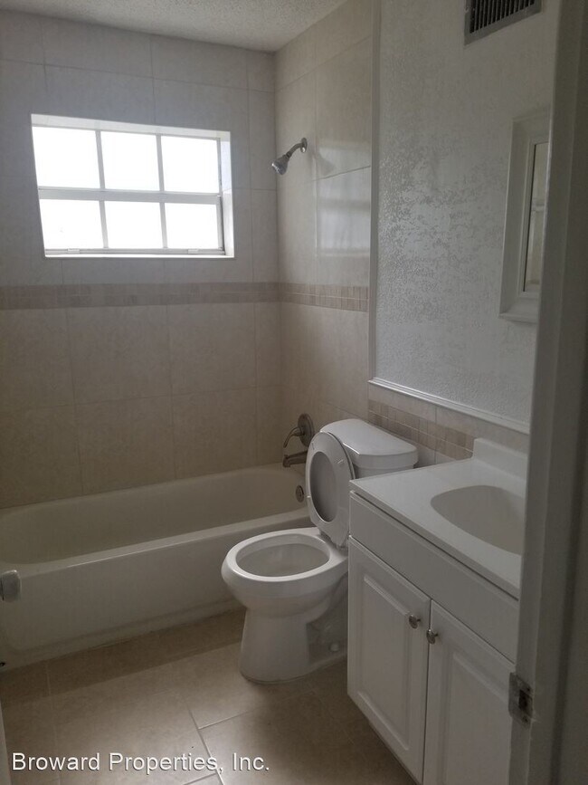Building Photo - 4 br, 2 bath House - 3950 NW 34th St