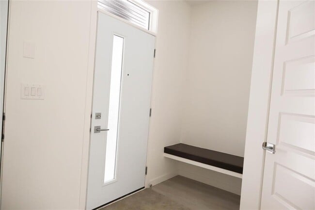 Building Photo - 91 Fossil Crk Cres