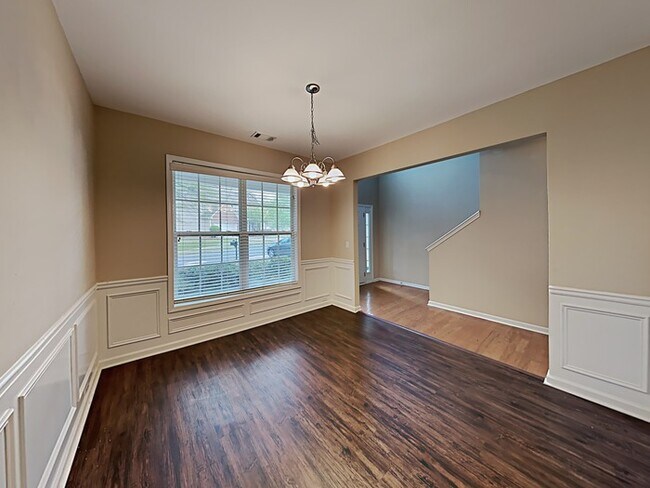Building Photo - Lovely 5 Bedroom Home located in Lawrencev...
