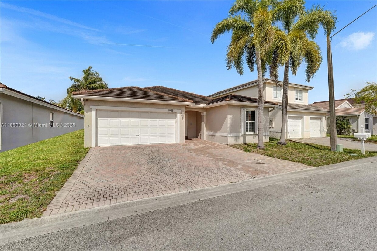 Foto principal - 4955 SW 33rd Ave