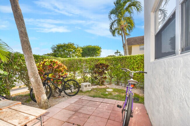 Foto del edificio - 9851 Sandalfoot Blvd