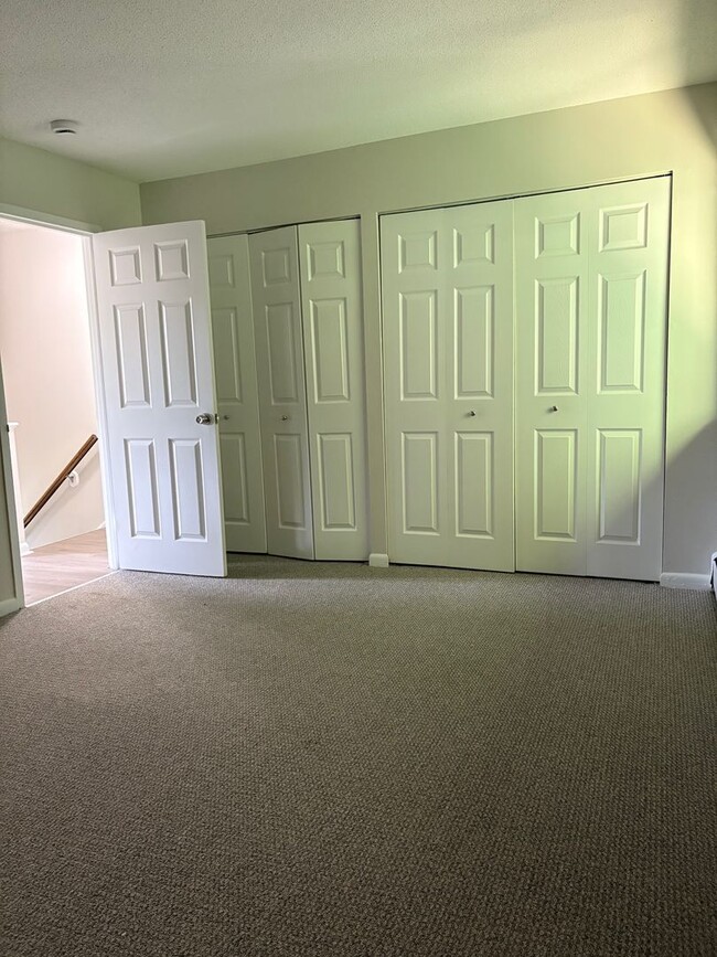 Building Photo - Spacious 2 Bedroom Townhouse