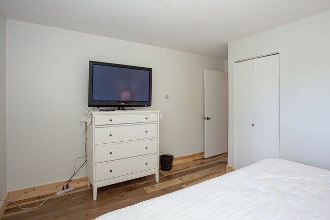 Building Photo - Update furnished One Bedroom One Bathroom ...