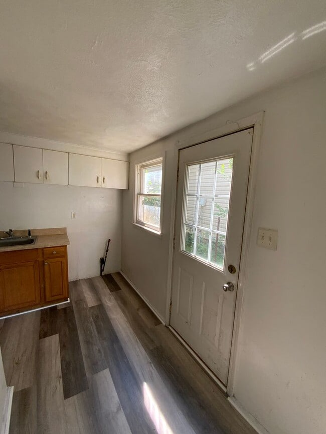 Building Photo - Charming 2-Bedroom, 1-Bathroom Home – $100...
