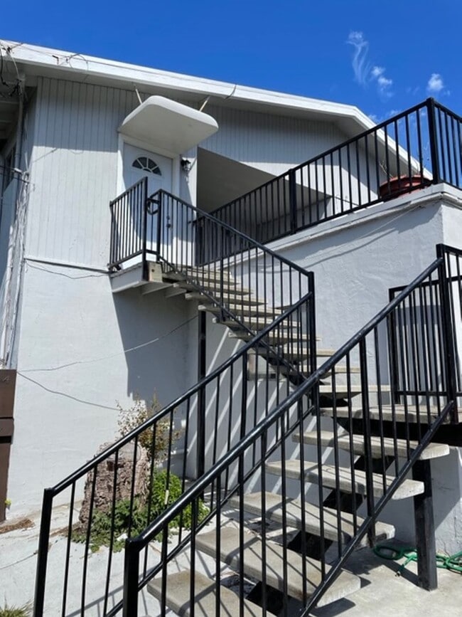 Building Photo - 409 Lewis Ln