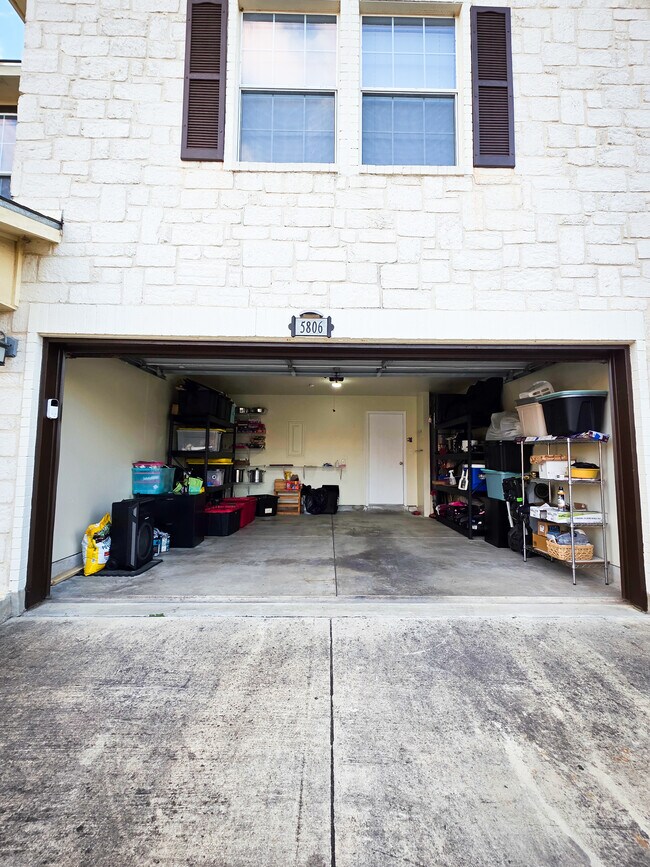 Foto del edificio - 5806 Valparaiso Way