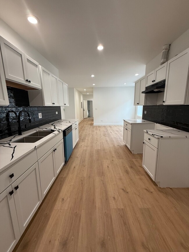 Building Photo - 7841 S Essex Ave