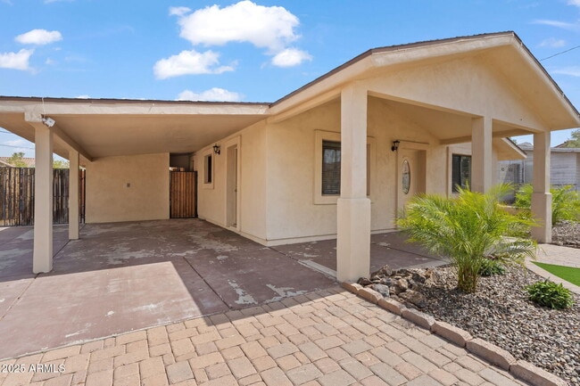 Foto del edificio - 744 E Meadow Ln