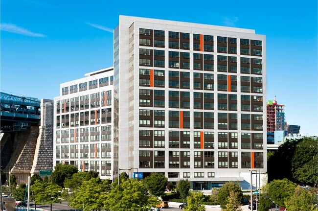 Foto del edificio - 250 N Christopher Columbus Blvd