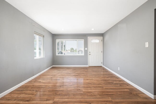 Foto del edificio - *REDUCED DEPOSIT* Spacious 3-Bedroom Upgra...