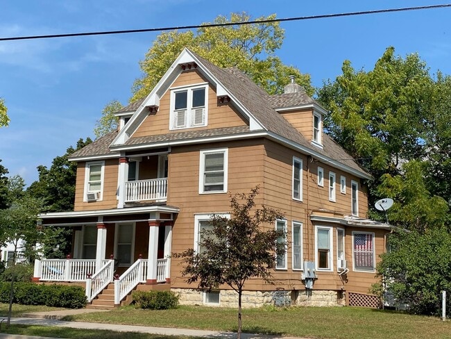 Building Photo - 905 Cass St
