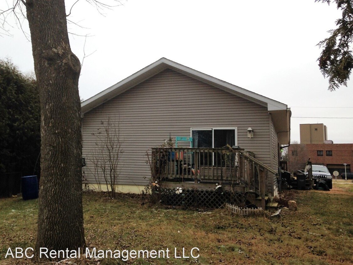 Primary Photo - 3 br, 2 bath House - 1039 Dorr Ave