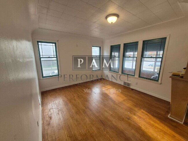 Foto del edificio - 1576 S Layton Blvd