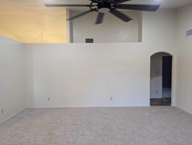 Foto del edificio - Large 3 bedroom with 3 car garage