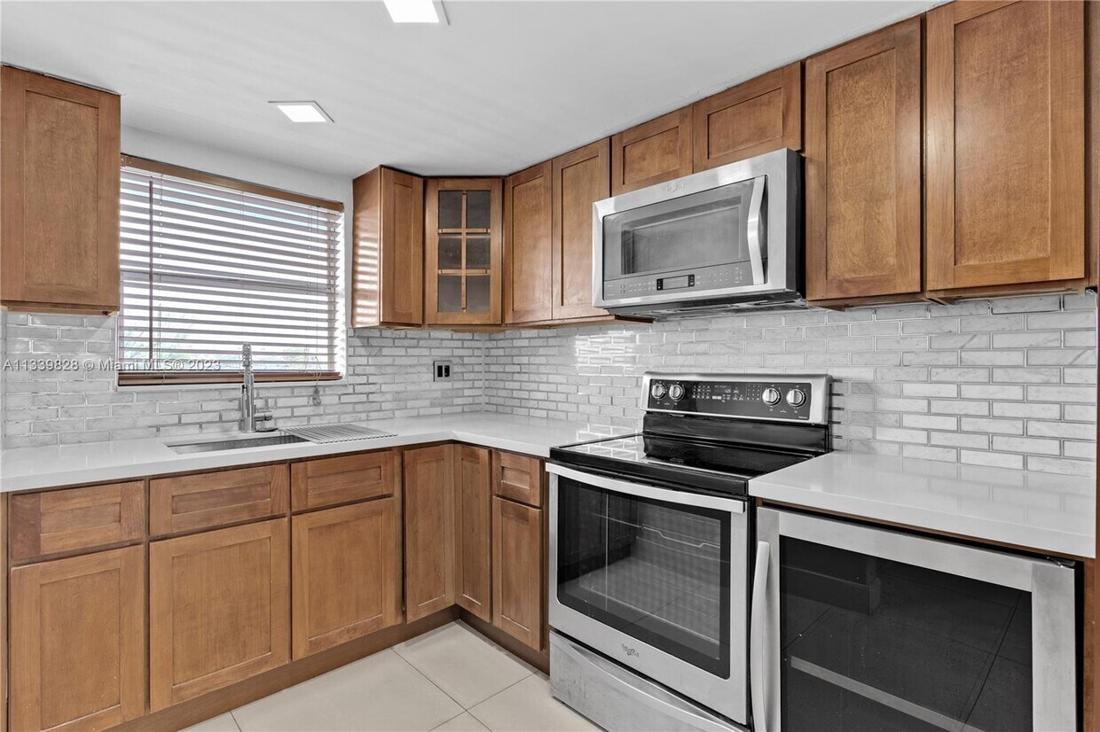 Primary Photo - 9375 Fontainebleau Blvd