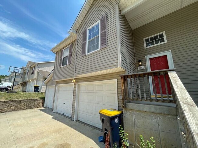 Foto del edificio - New Price! 3 Bedroom, 2 Bathroom Duplex wi...
