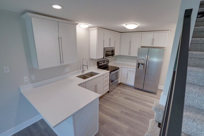 Foto del edificio - BEAUTIFUL End Townhome with Green Space!