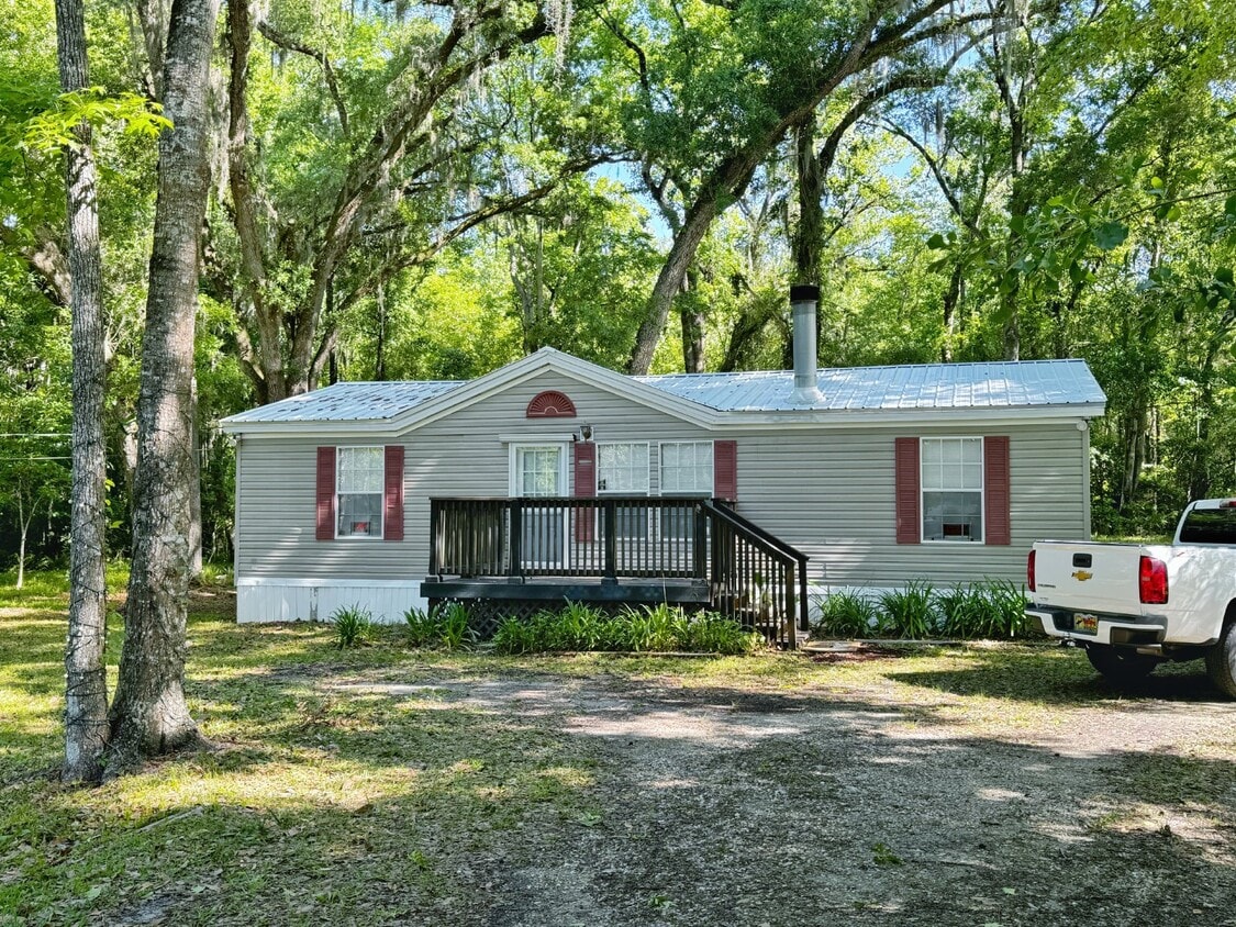 Primary Photo - Country living close to everything! 3BR/2B...