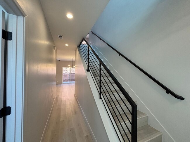 Building Photo - SPACIOUS HOME FOR RENT!
