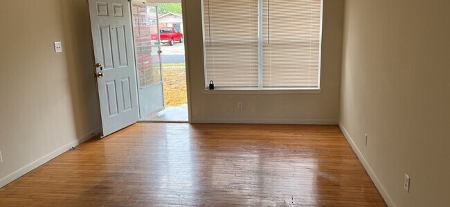 Foto del edificio - 4 bedroom, 1 bathroom house! HOUSING ACCEP...