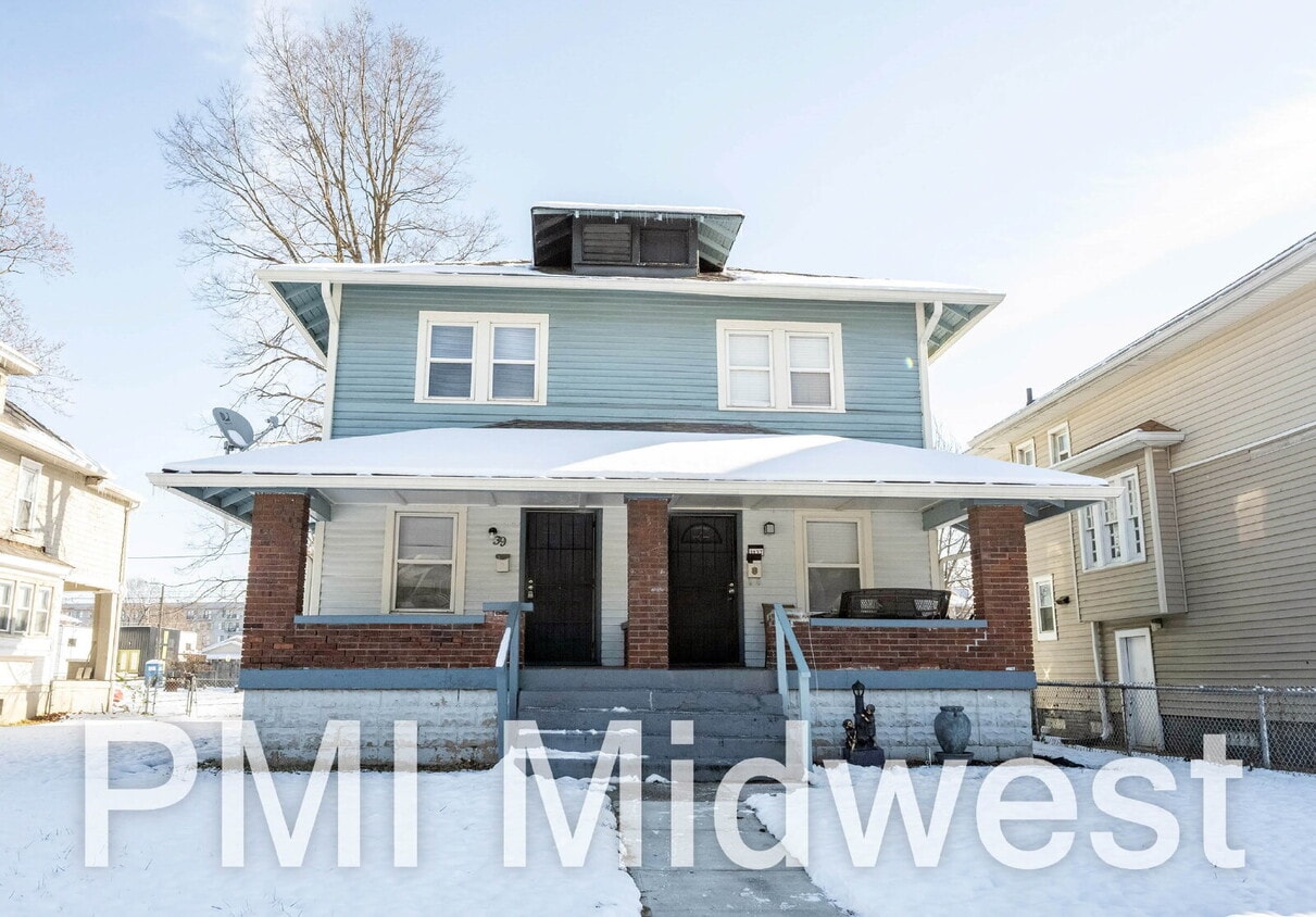 Foto principal - "Charming 3-Bed Duplex on Guilford Ave - A Cozy 1100 Sq Ft Retreat in Indianapolis!"