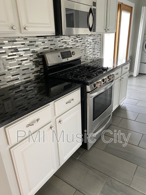 Building Photo - 3933 Bridgeview Ln