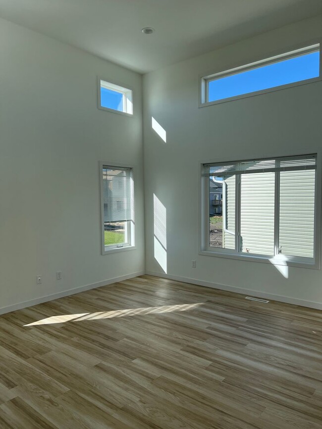 Building Photo - 4 Bed 3 Bath Single Family Home